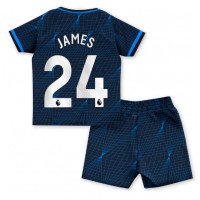 Otroški Nogometni dresi Chelsea Reece James #24 Gostujoči 2023-24 Kratek Rokav (+ Kratke hlače)